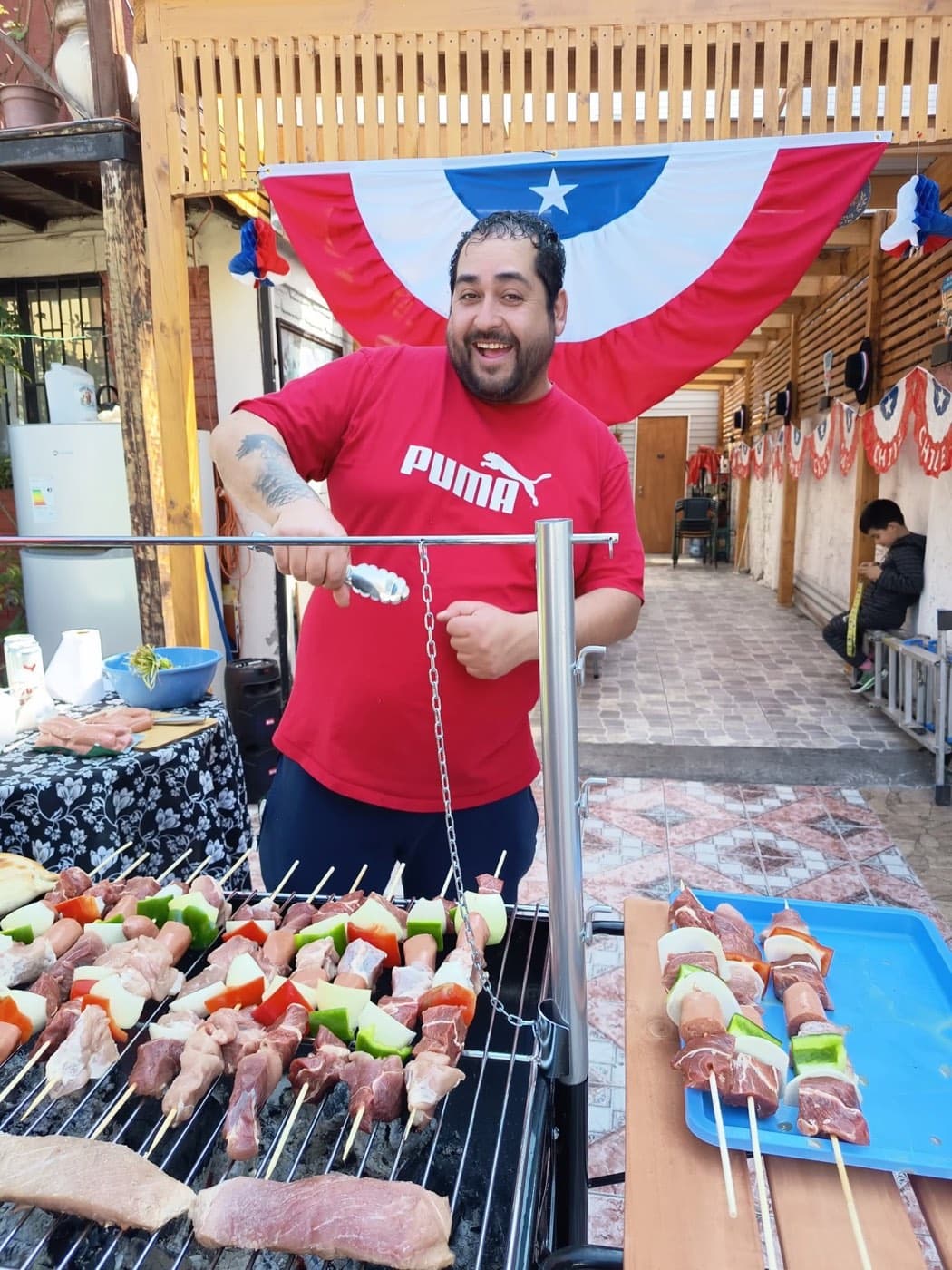 Parrilla de anticuchos en un evento de Fiestas Patrias