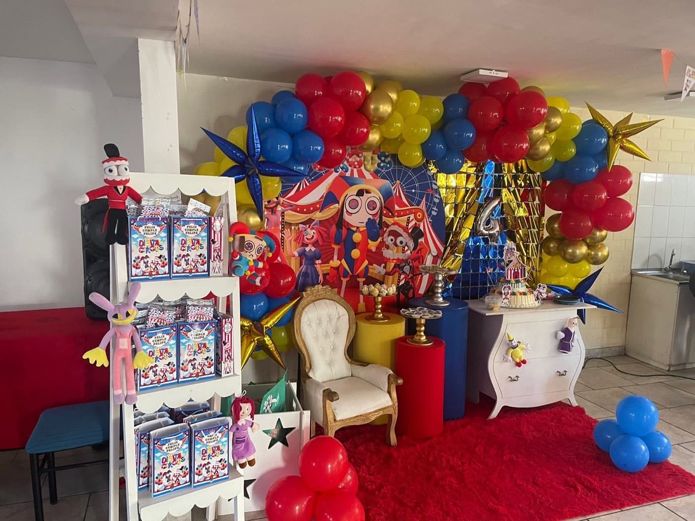 Montaje temático de circo con globos rojos, azules y amarillos