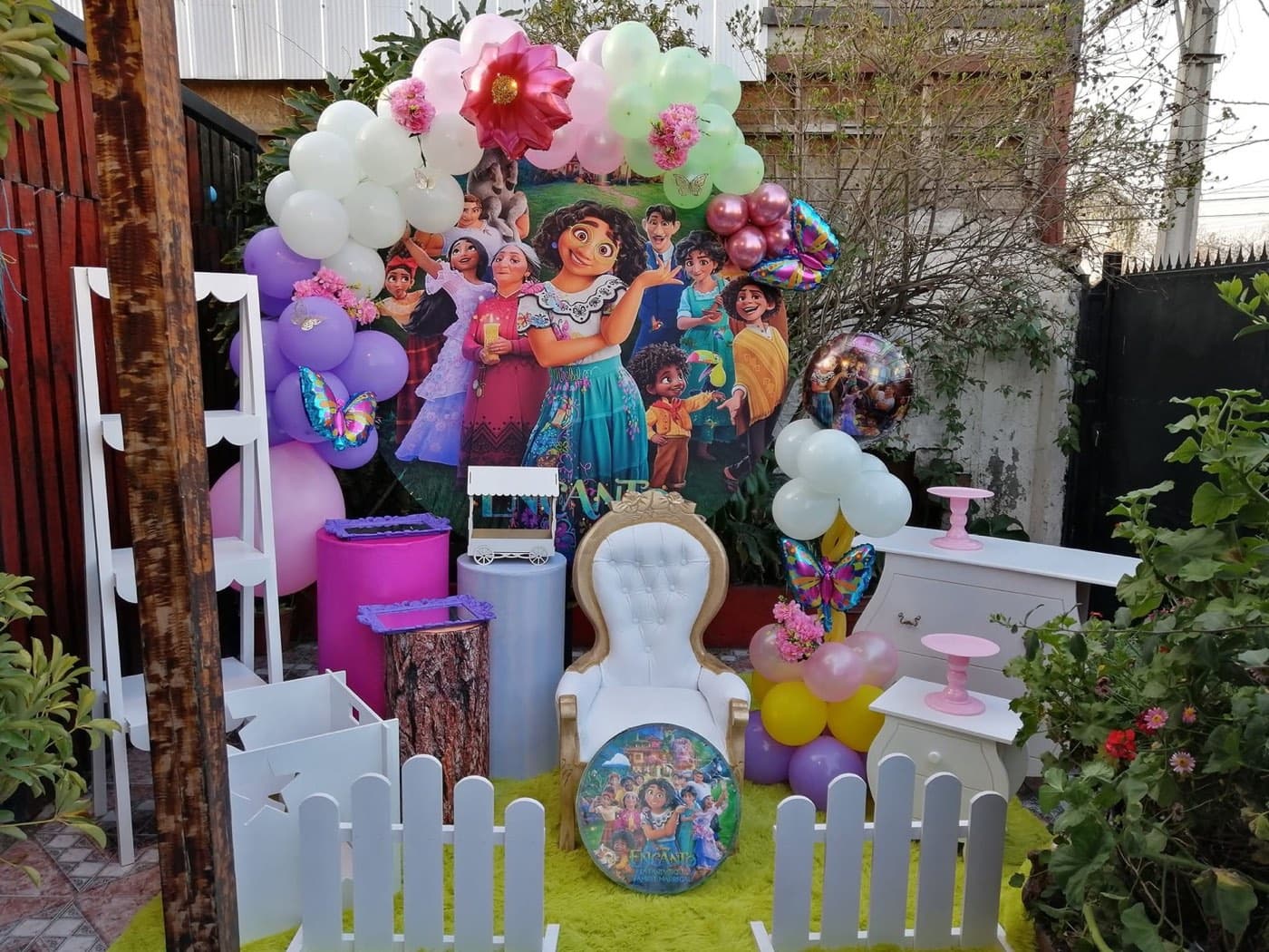 Montaje temático de Encanto con arco de globos y sillón